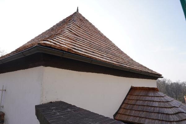 Detailní pohled na novou střechu ze smrkového šindele