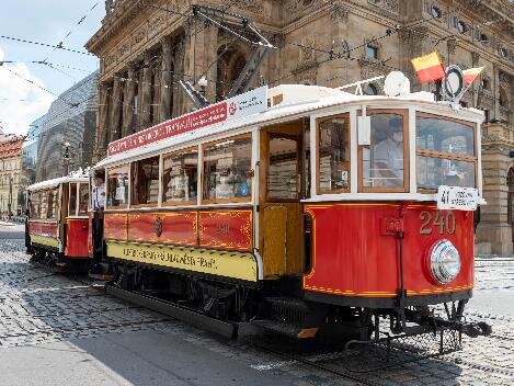 Projížďku Kotěrovou tramvají obohatil výklad architekta Zdeňka Lukeše.