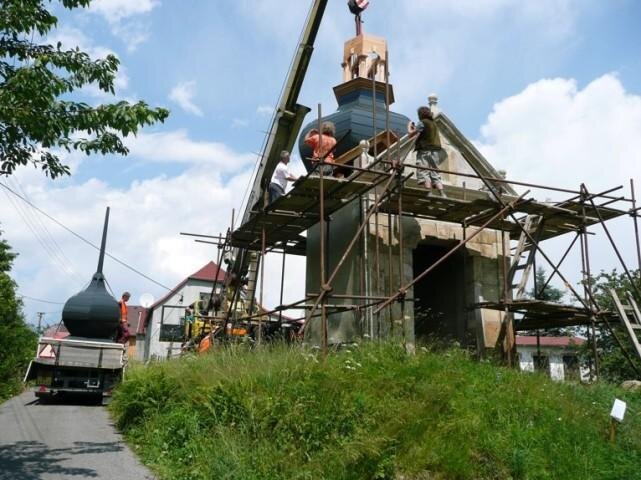 Osazení nové střechy na kapli Tří otců v Mikulášovicích.