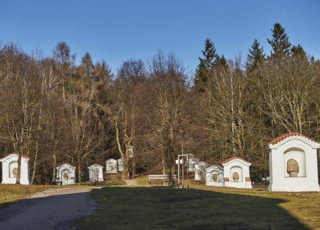 Kapličky křížové cesty v areálu Skalka u Mníšku pod Brdy po opravě