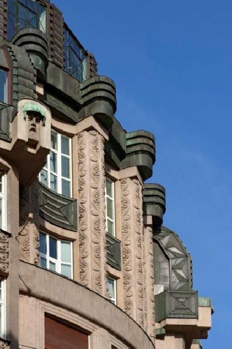 Na fasádách nalezneme sochařsky ztvárněné konzoly v podobě lvů, stylizované maskarony a mnoho kubizujících detailů.