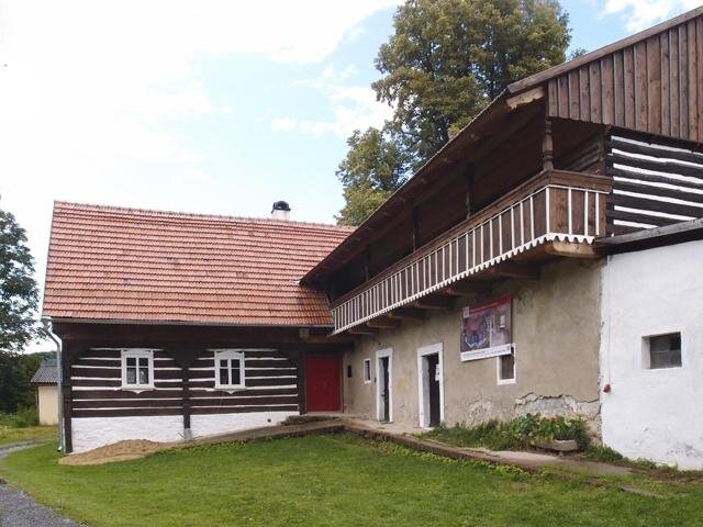 Objekt má úhlovou dispozici s roubenou světnicí.