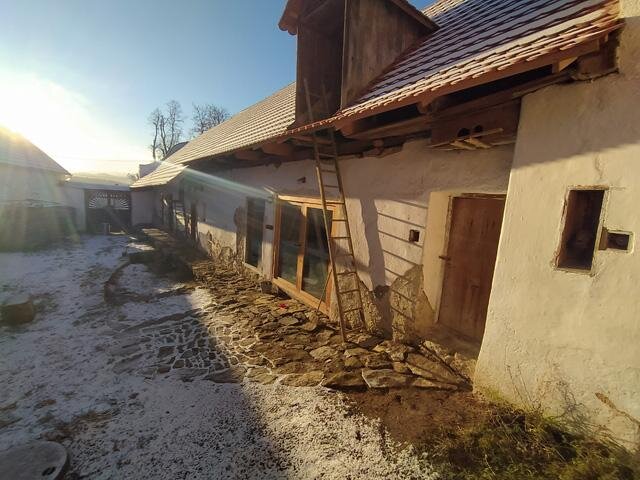 Dvůr s opraveným zápražím