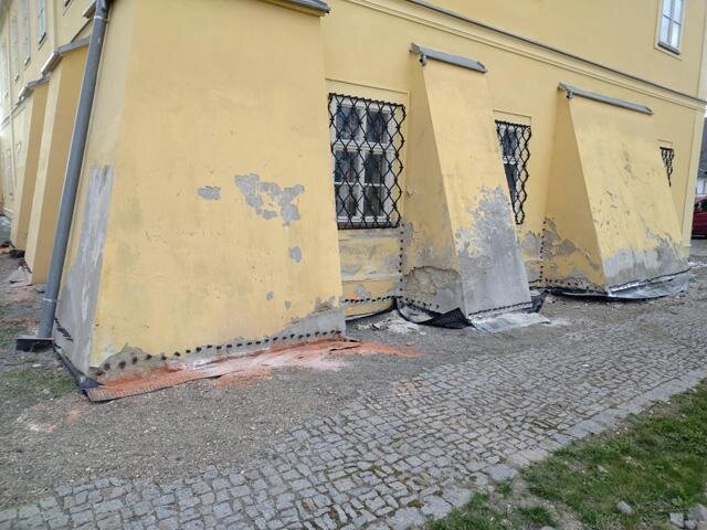 Obnova objektu má pokračovat opravou fasády a omítek v přízemí.