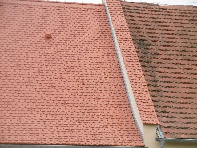 Část střech s již novými Bobrovkami Tondach a vedle původní krytina