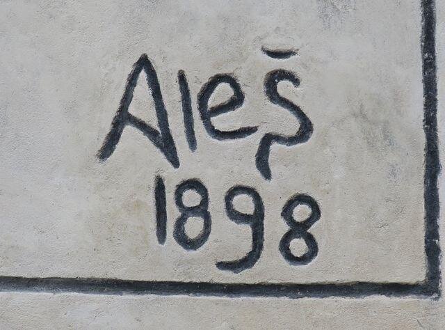 Mikoláš Aleš je připomenut datací vzniku návrhu sgrafita.