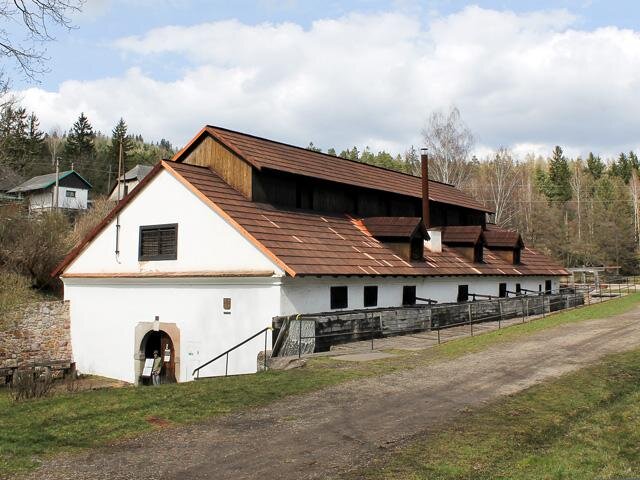 Současná zděná budova pochází přibližně z 20. let 19. století. 