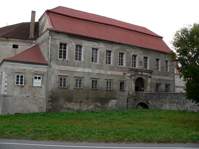 Vstupní část s bránou pochází z barokní přestavby zámku.
