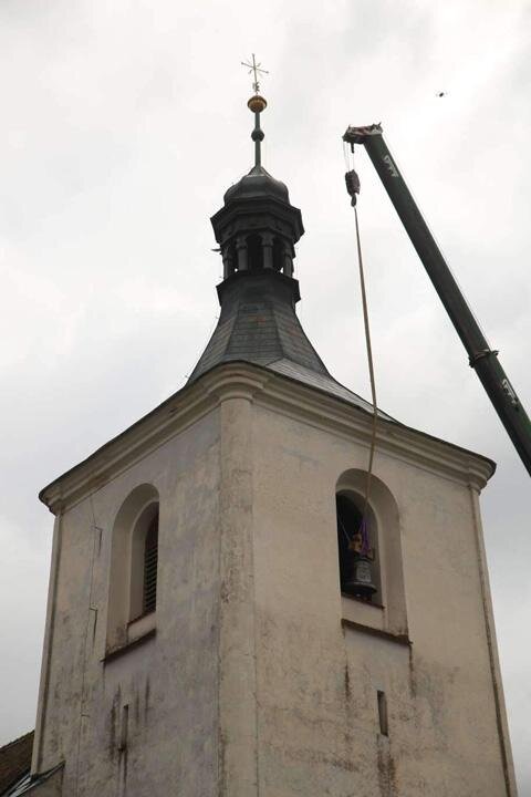 Detail kostelní věže s jeřábem