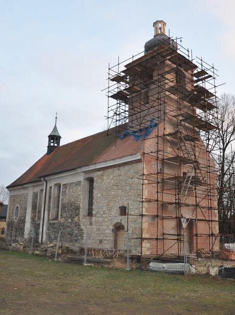 Nová báň osazená již na kostelní věži