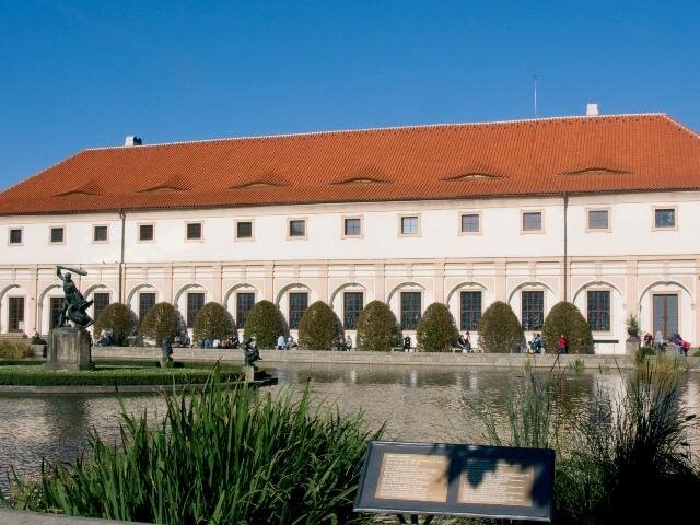 Velké prejzy společnosti Tondach nalezneme také na budovách patřících k Senátu České republiky na Malé Straně.