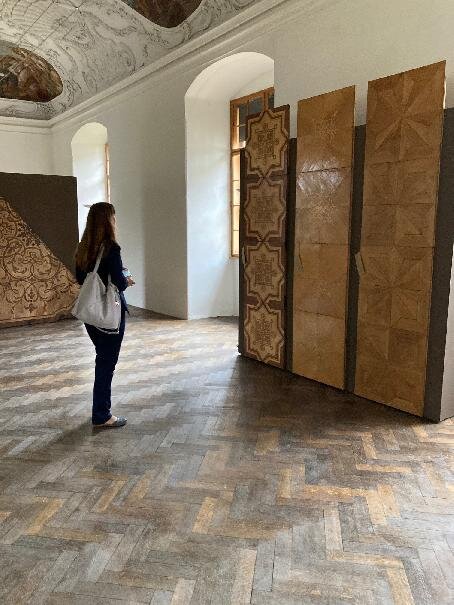 Ukázky různých typů barokních parketových podlah ve vzdělávacím centru Spolkového památkového úřadu v Mauerbachu u Vídně