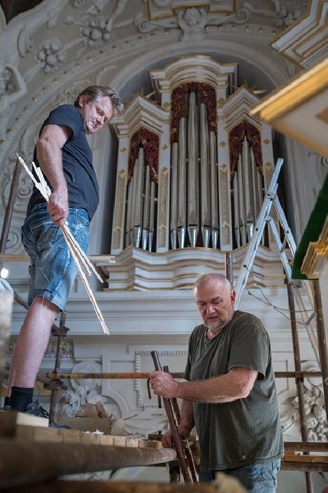 Varhanář Vladimír Šlajch při sestavování varhan