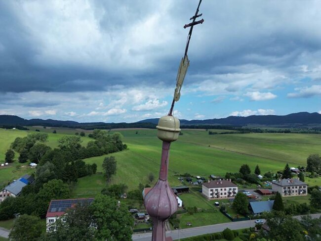 Poškozená korouhev