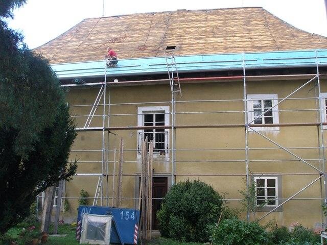Bývalá fara v Sudslavě – z rekonstrukce střechy.