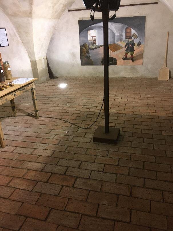 Cihlová podlaha v renesanční sladovně v Žatci, mylně považované za kapli Božího Těla