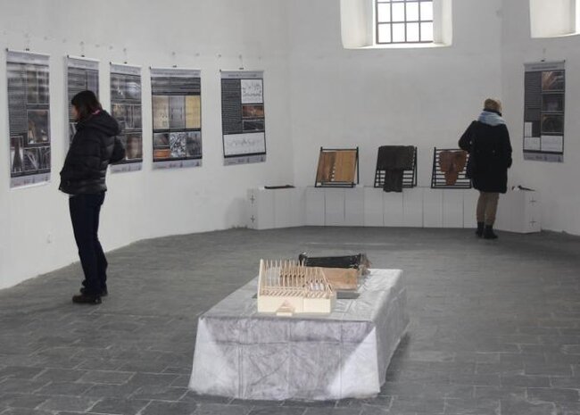 Pohled do výstavního prostoru v kostele Nejsvětější Trojice v Klimkovicích