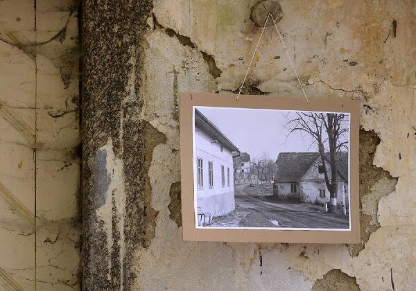 Zátiší s fotografií – pohled na mlýn směrem do Sedlecké ulice