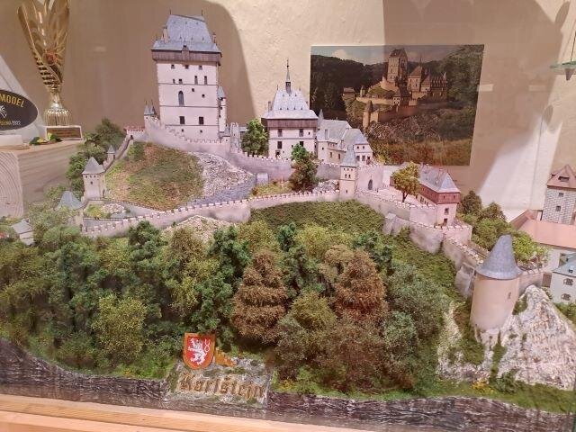 Karlštejn v dioramatu krajiny od modeláře Jana Sýkory 