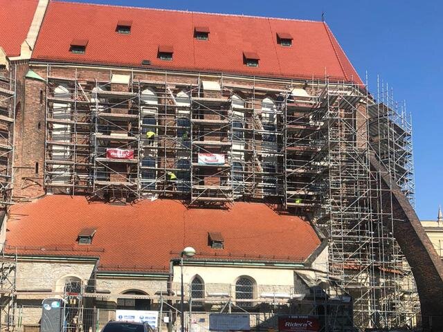 Pohled na obnovovaný vnější plášť kostela