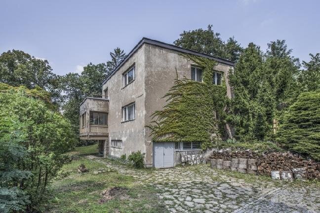 V roce 1953 prošla vila rozsáhlou adaptací pod vedením architekta Zdeňka Plesníka. 
