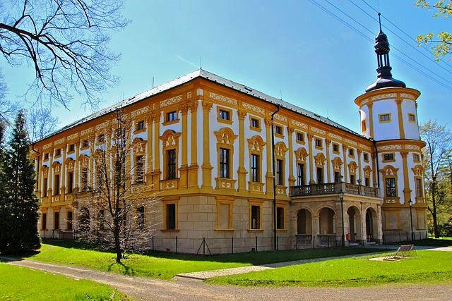 Omítkoviny pro vlhké prostředí společnosti MC - Bauchemie byly použity při obnově zámku Linhartovy.