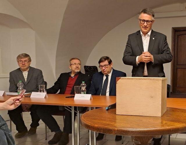 Zleva Jiří Prášek, ředitel Prácheňského muzea, Patrik Červák a Pavel Hroch, zástupci Jihočeského kraje a Daniel Peter Janáček, opat strahovského kláštera