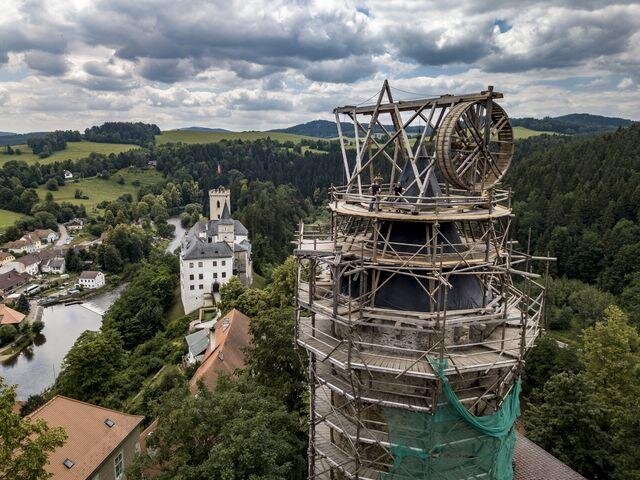 Pohled přes vrchol Jakobínky s jeřábem na dolní hrad