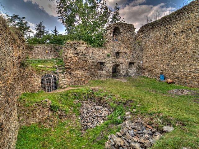 Hrad Buben, nádvorní zeď paláce