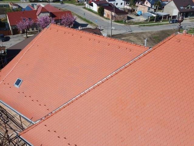 Detailnější pohled na střechu lodi kostela