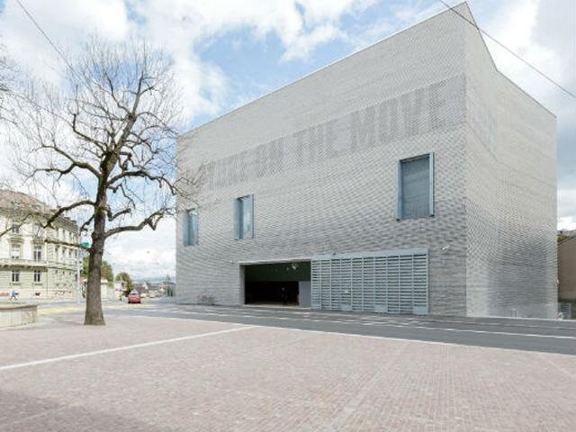 Originálně byla pojata rekonstrukce a rozšíření Muzea umění v Basileji podle návrhu švýcarské architektonické kanceláře Christ & Gantenbein.