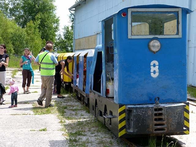 Ve stanici Soos se 16. 6. 2013 připravuje třívozová souprava na jízdu na Kateřinu. Mezi dva modré vagonky je vložen další – žlutý s číslem 212 (zapůjčeno z Krásna).