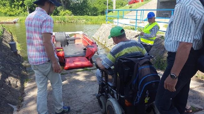 Výstupní prostor je sklopný v několika polohách, tak je možné vystoupit i mimo přístaviště.
