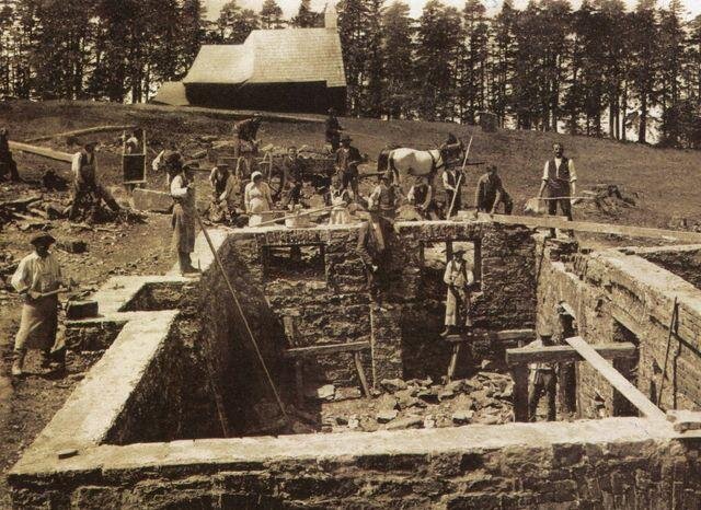 Jedna z mála dochovaných fotek ze stavby chaty Prašivá v roce 1921