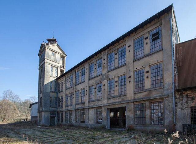 Za projektem Nová Perla stojí Ivan Mečl, který provozuje již několik kulturních center po Evropě. Autorkou samotné konverze je Gabriela Náhlíková.