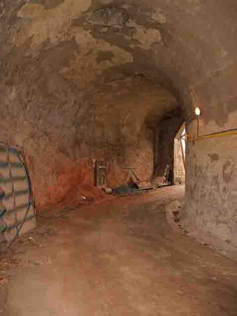 Vnitřní prostor průjezdu bastionu, stav v roce 2004