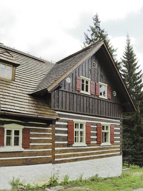 Pohled na štít s odborně ošetřenou roubenou konstrukcí