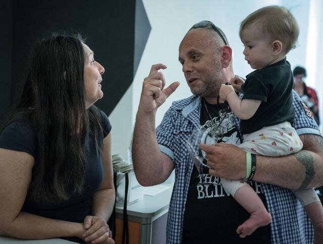 Ida Soukupová z redakce PROPAMÁTKY v rozhovoru s podporovatelem redakce Janem Rausem a jeho dcerou Charlottou.