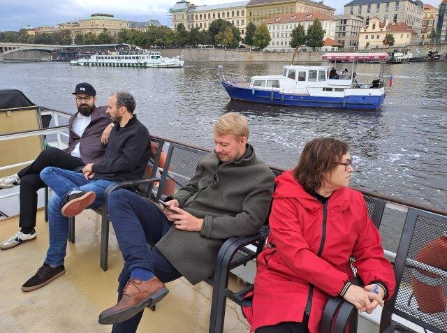 Na horní palubě  lidé diskutovali a kochali se památkou UNESCO, naším hlavním městem Prahou.