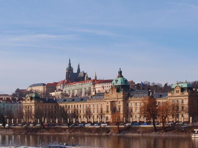 Rozsáhlý objekt se nachází na úpatí hlavního pražského panoramatu.