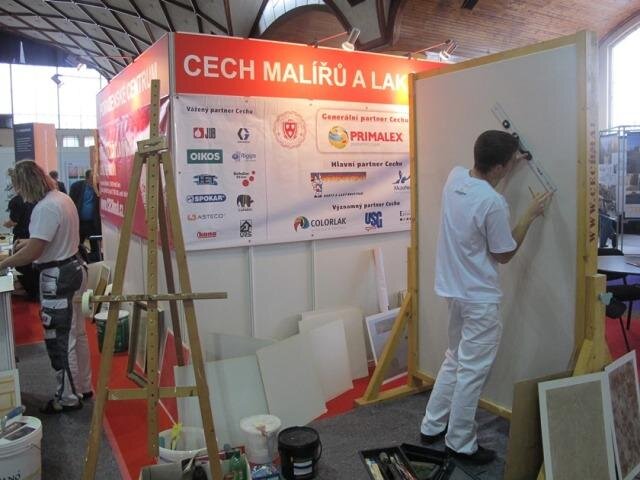 Zástupci Cechu malířů a lakýrníků ukazovali svůj um přímo v expozici.