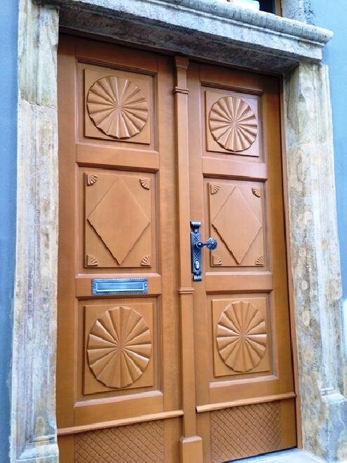 V historické budově v centru Olomouce společnost vyráběla repliky původních špaletových oken a historických dveří.