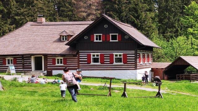 Otevírací doba Liščí boudy v hlavní letní sezoně od 1. července do 8. září je každý den od 10 do 17 hodin.