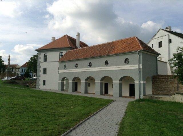 Renesanční budova staré radnice v Drnholci po rekonstrukci