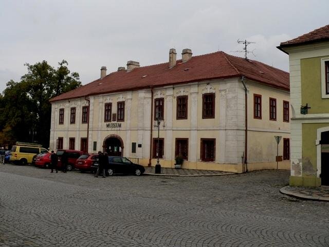 V budově bývalé radnice sídlí v současnosti městské muzeum, kde je do konce října kromě expozice o historii města a okolí i výstava s názvem Narození, svatba, smrt.
