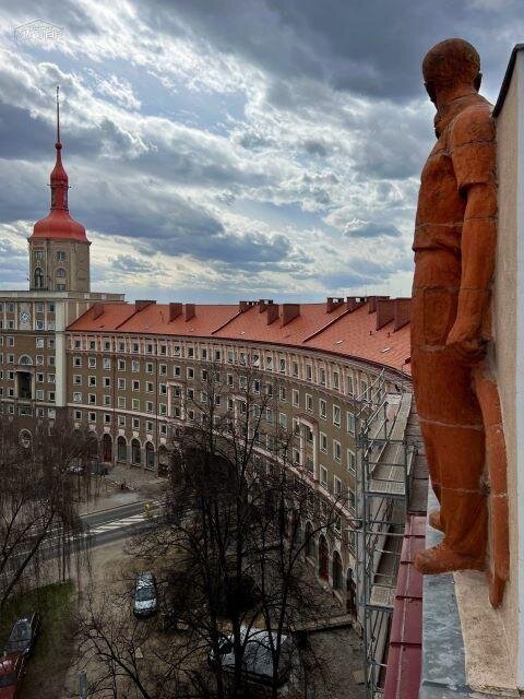 Oblouk patří mezi památky 50. let 20. století.