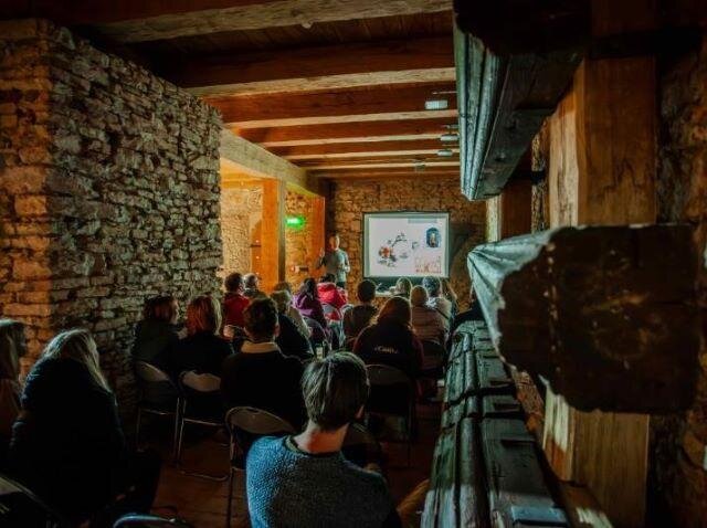 Účastníci kurzu na hradě Karlštejn