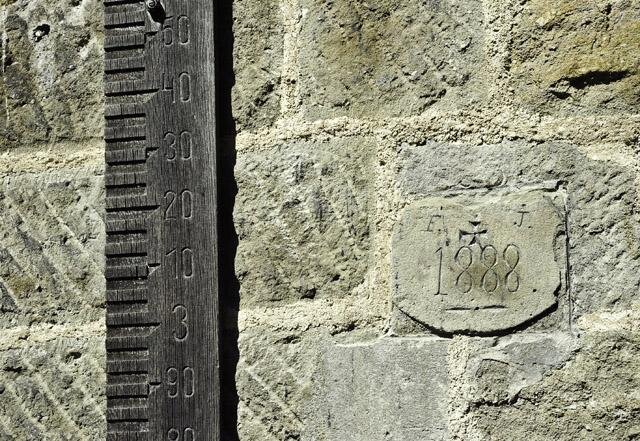 Kamenný kvádr s datací 1888 zazděný v mostním pilíři odkazuje patrně na starší mostovou konstrukci.