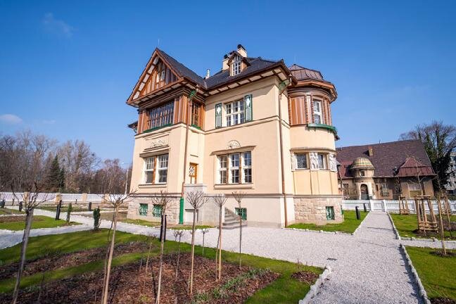 Renovací prošla také přilehlá zahrada.