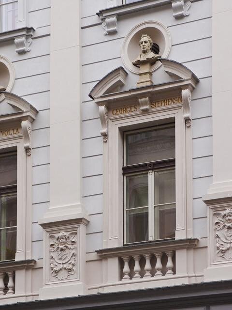 Nejprve došlo na základě rozboru a restaurátorského záměru sochařské výzdoby k celoplošnému šetrnému odstranění nepůvodních omítkových vrstev omytím tlakovou vodou. 